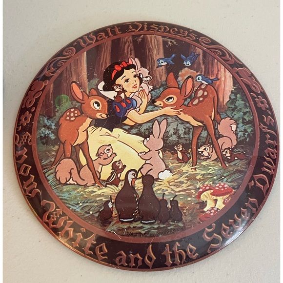 Vintage Walt Disney Snow White & The Seven Dwarfs Candy Tin - Picture 1 of 15